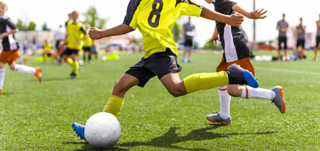 Träna på att förlora både i sport, spel och lekar. Barn som spelar fotboll