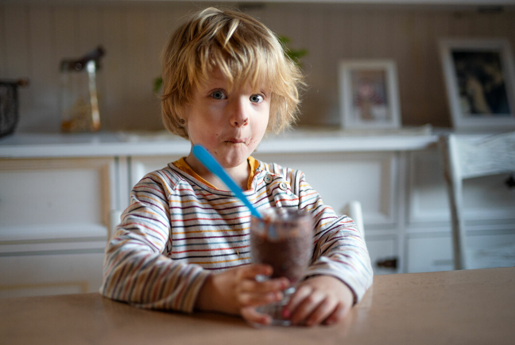 Prata med mini om varför måltiden är rolig och låt hen hjälpa till. barn vid frukost