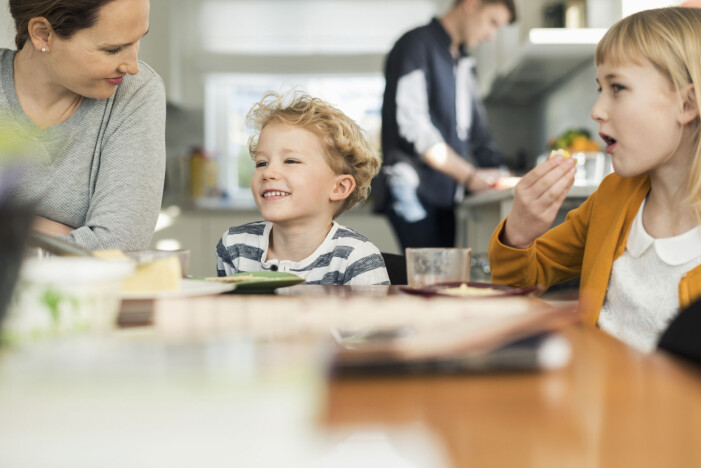 När man minst anar det, kan de roligaste kommentarerna komma. familj äter frukost