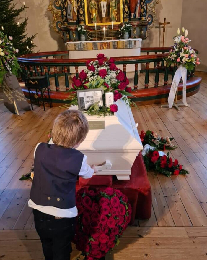 Pojken under sin pappas begravning. barnet på sin pappas begravning