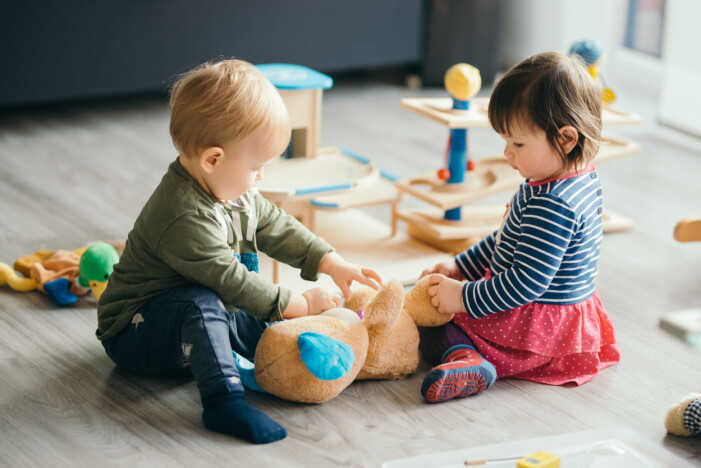 två barn leker på förskolan