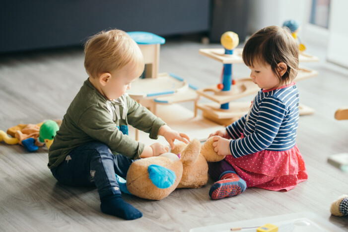 Det är på förskolan barnen ofta berättar om saker de hört eller varit med om. två barn leker på förskolan