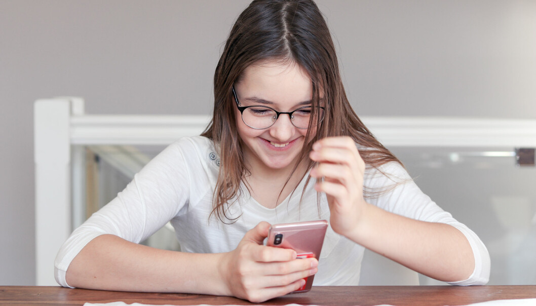 Har du koll på vad dina barn gör på sociala medier? Barn med mobiltelefon
