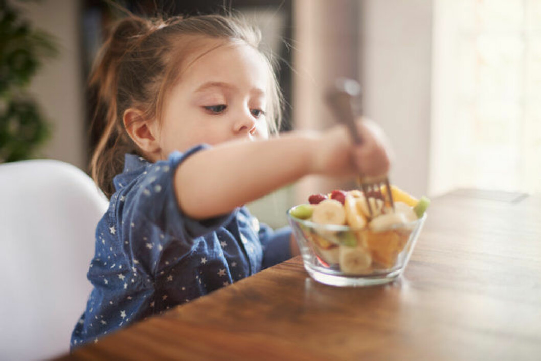 Nyttiga sötsaker som frukt är en bra vana för de små. Foto: Thinkstock