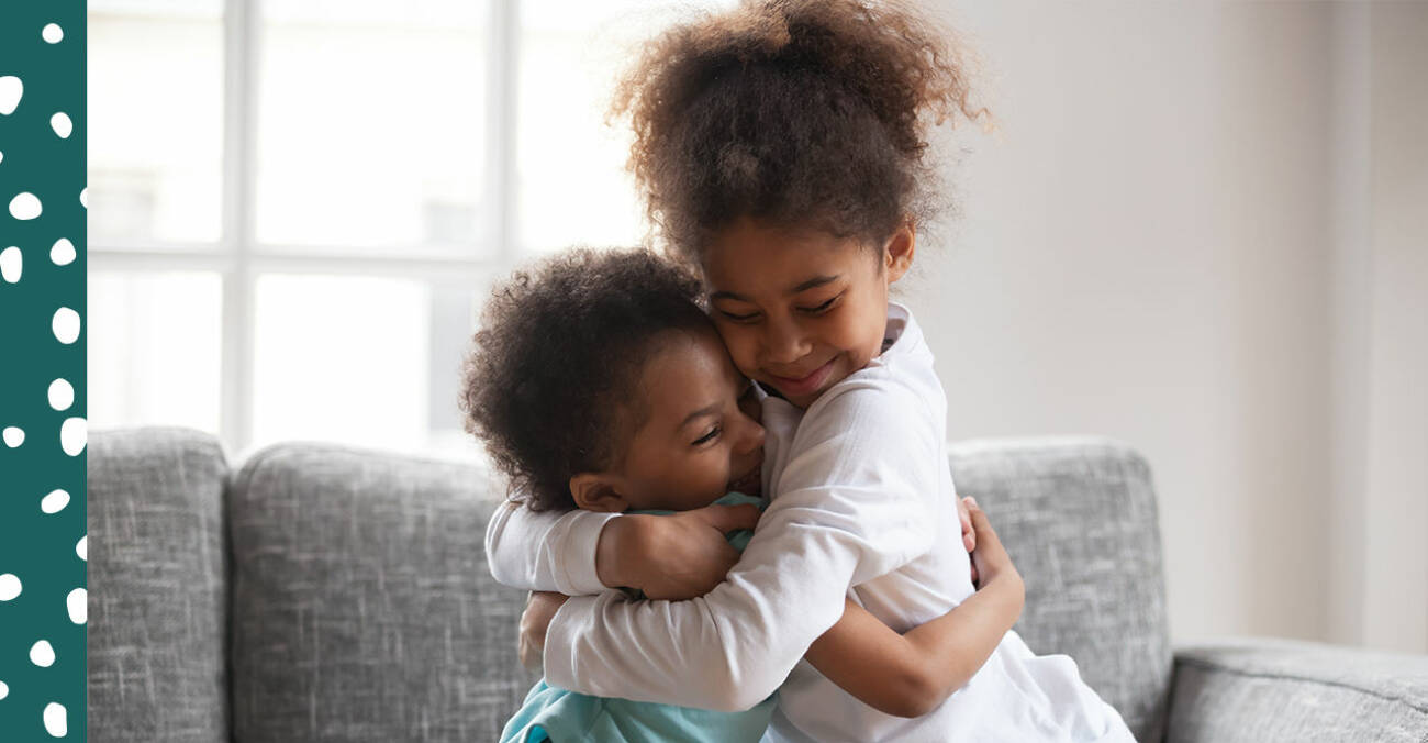 Två barn kramar om varandra och visar varandra kärlek