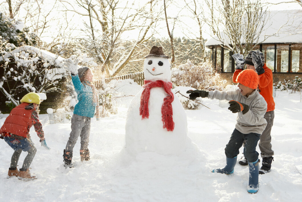Snöbollskrig och att bygga snögubbe hör nästan till jullovets obligatoriska aktiviteter. barn och snögubbe