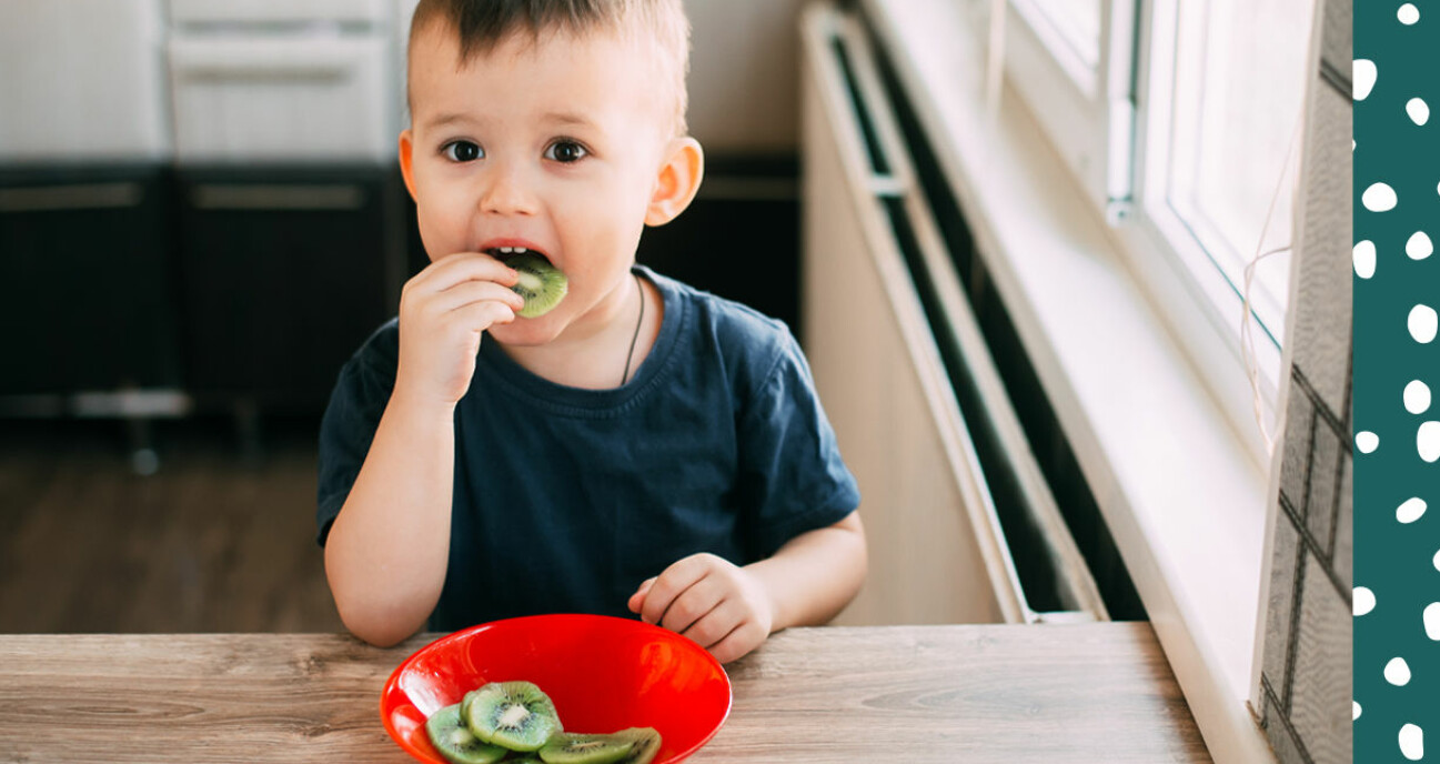 barn som äter kiwi