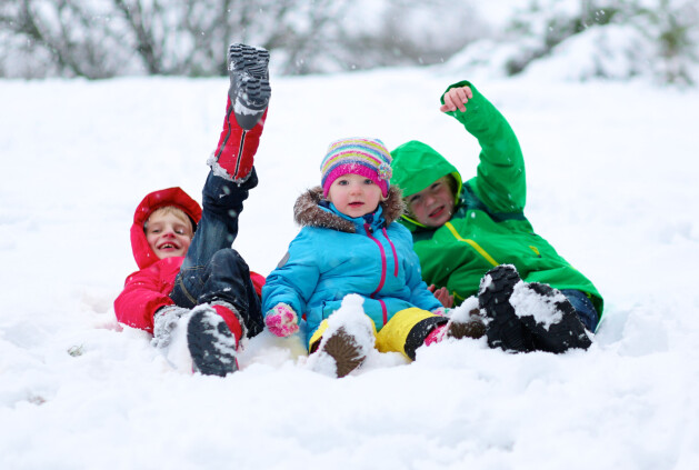 barn som leker i snö