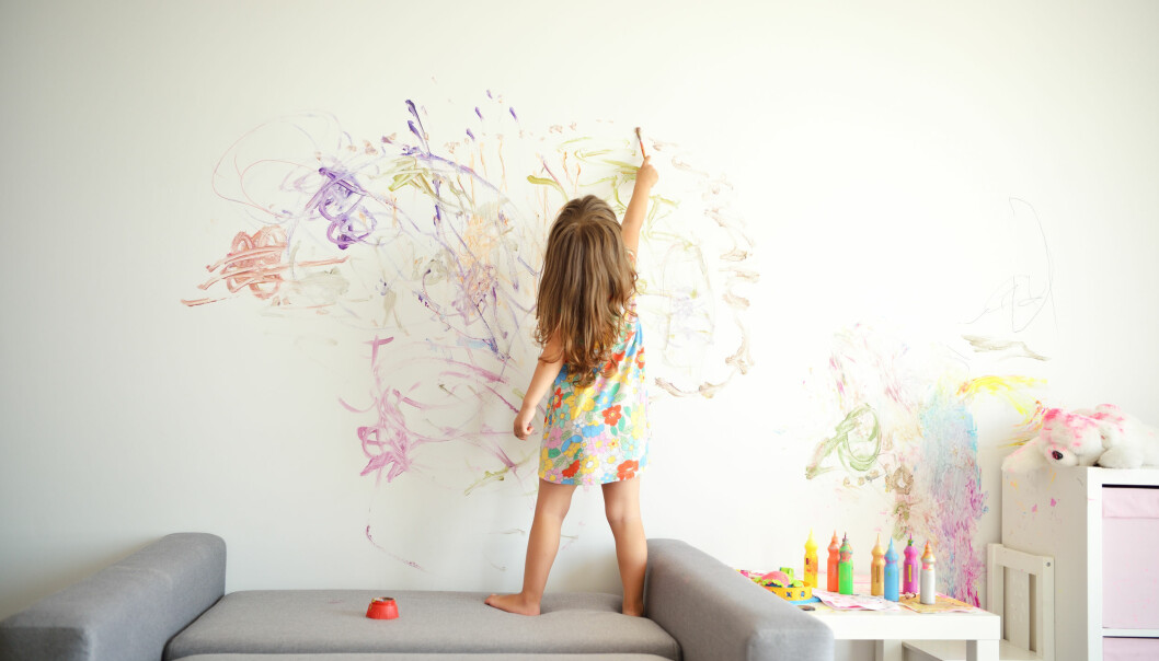 Barn som målar på väggen