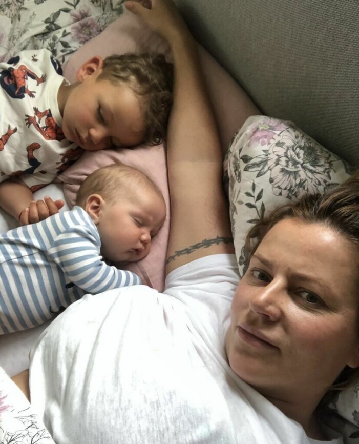 Ibland känner Marta en sorg över att hon inte får dela det fina och mysiga stunderna med någon.. Marta myser med pojkarna