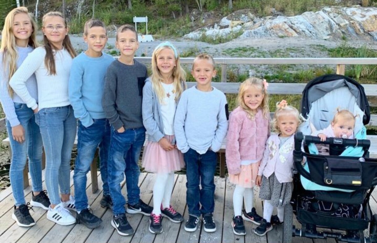 Nicole, Vanessa, Danilio, Jonathan, Olivia, Kevin, Celina, Isabelle och Melanie väntar snart en till lillebror. Foto: Satu Nordling Gonzales Barnen Nicole, Vanessa, Danilio, Jonathan, Olivia, Kevin, Celina, Isabelle och Melanie med mamma Satu Nordling Gonzales