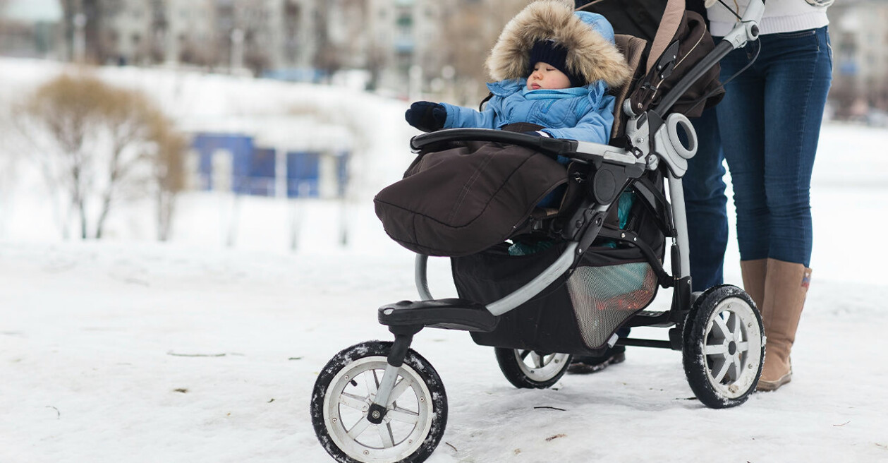 Om ni är en aktiv familj, eller väntar en bebis mitt i vintern kan en lättstyrd trehjuling med rejäla däck vara vagnen ni ska kika lite extra på. barnvagn i snö