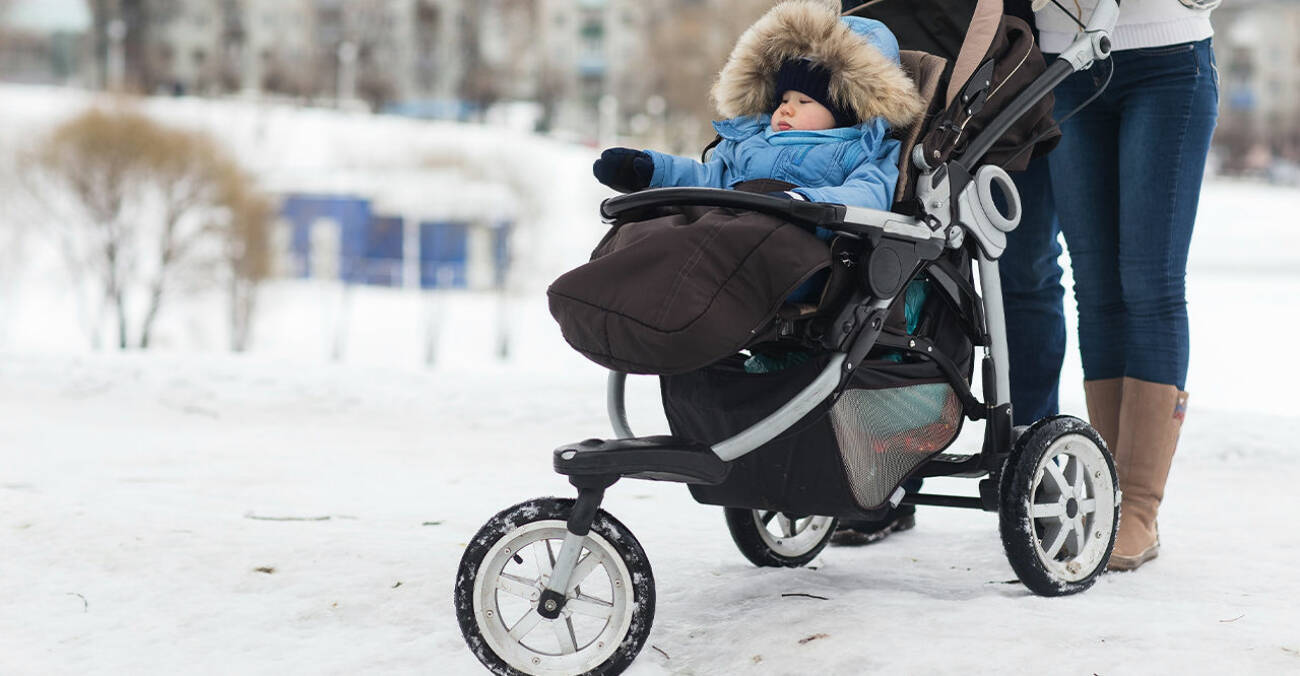 barnvagn i snö