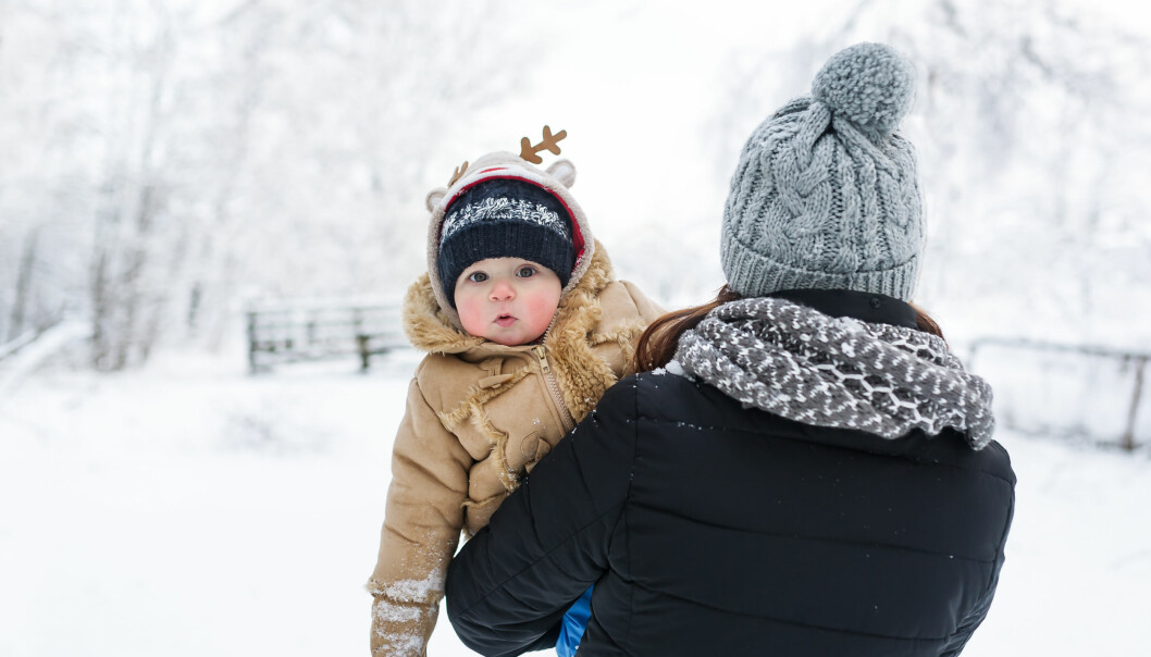 Det är bra tänka på om bebisen mest ligger i varm åkpåse eller ska vara uppe i din famn när du väljer kläder. Bebis på vintern i minusgrader