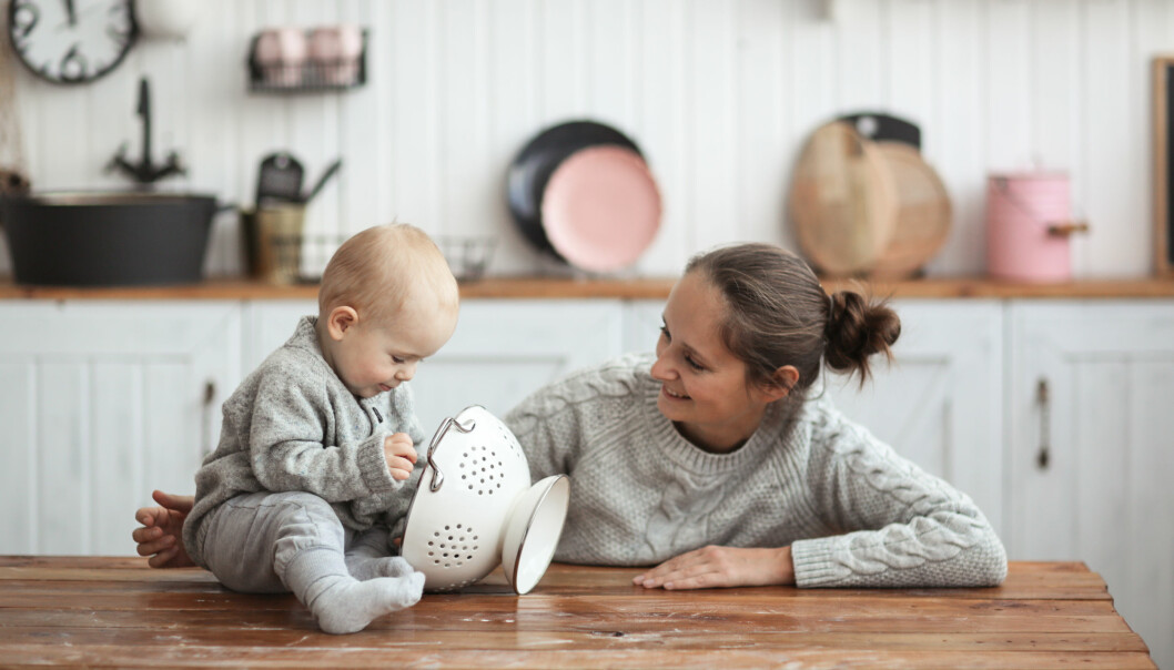 bebis som leker med durkslag