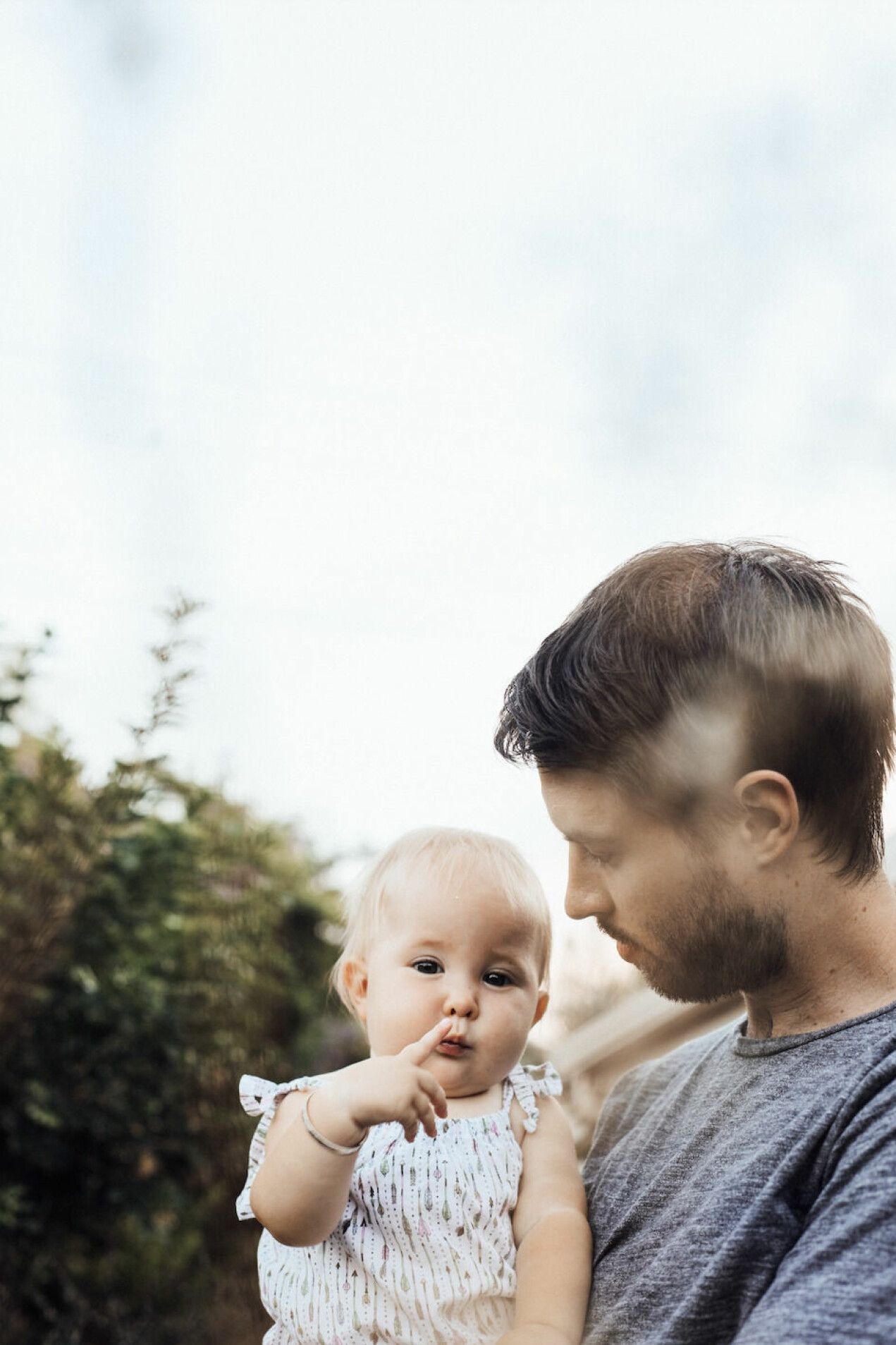 bebis i famn