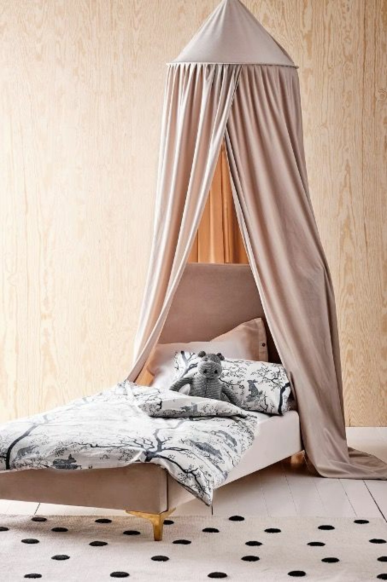 beige sänghimmel taket