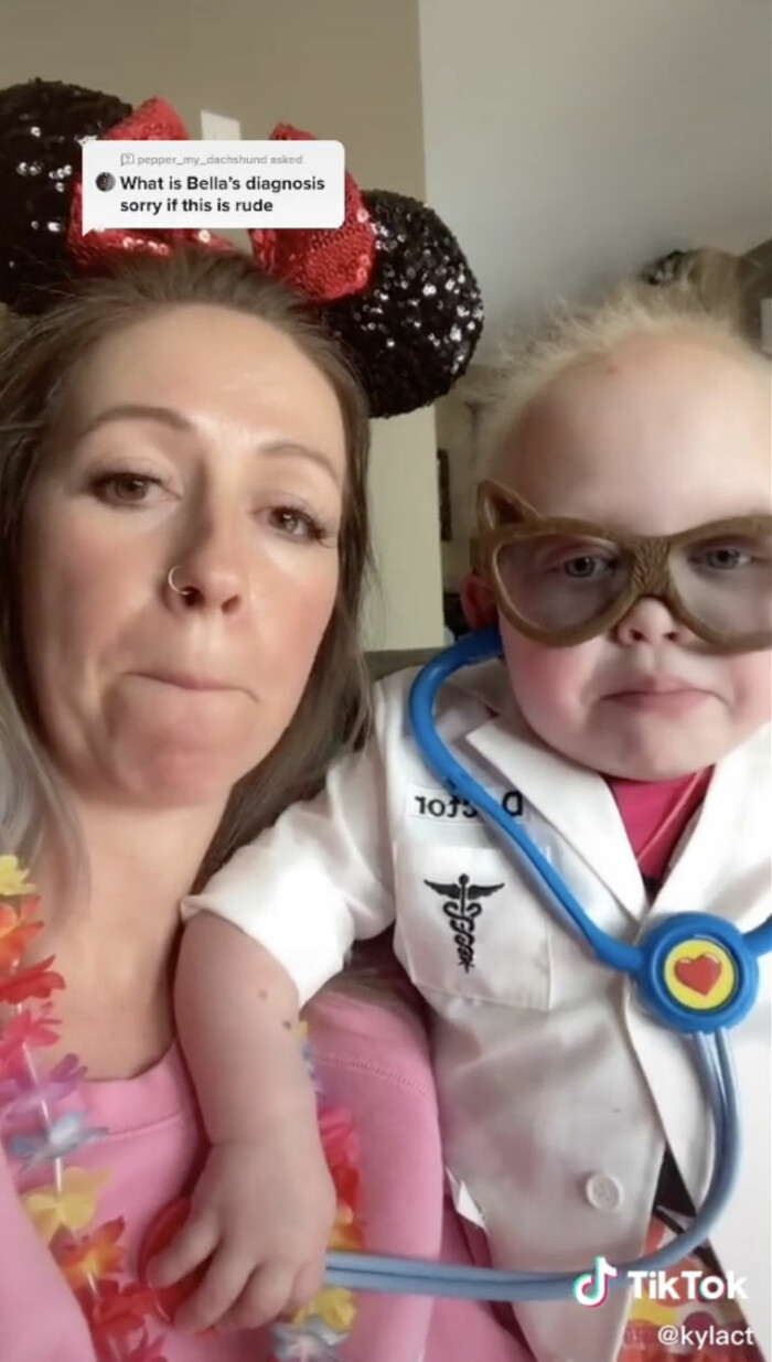 I videos på sin Tiktok berättar Bella och hennes mamma om deras vardag. Isabella Thompson