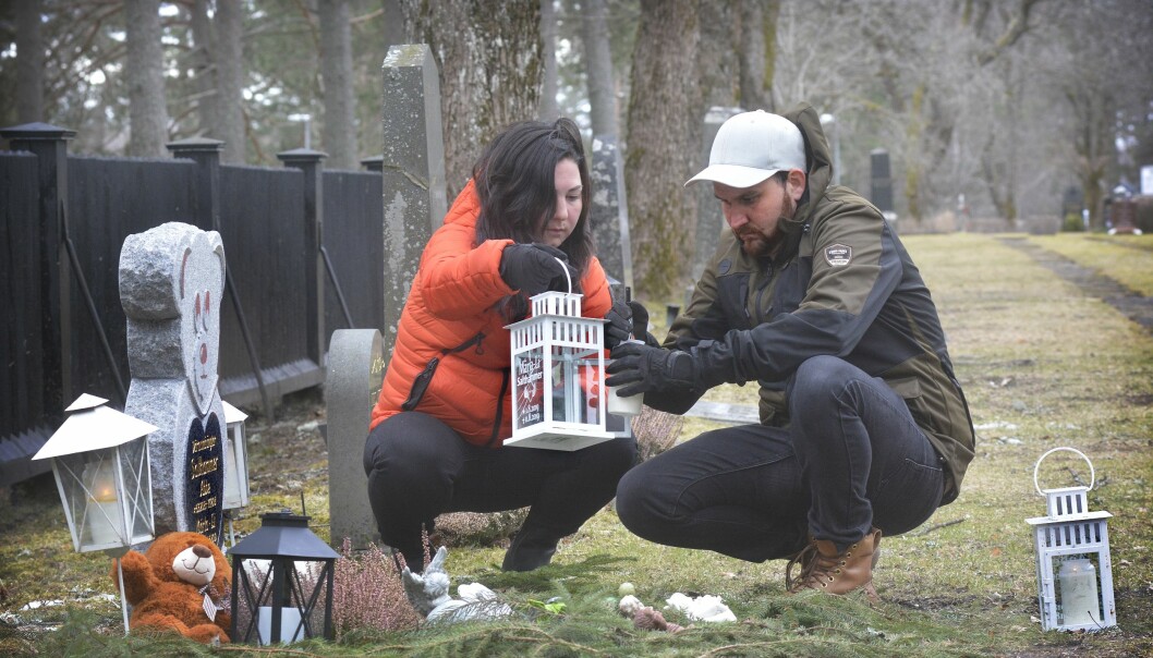 Att förlora ett barn är det värsta som kan hända en förälder. Jessica och Mattias vid graven.