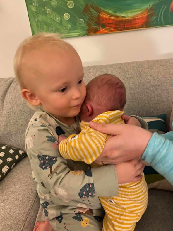 En stolt storasyster! Bodil och Marta, döttrar till Klara och Josefine Sennefeldt
