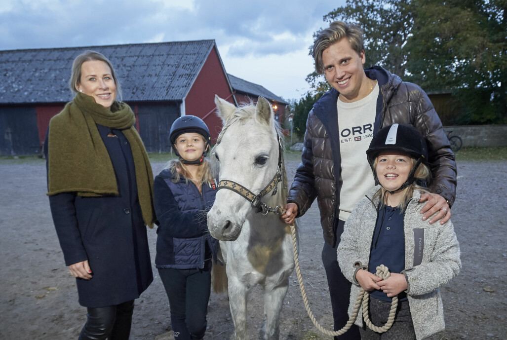 Stallet har varit systrarna Elsa och Ellens fristad under pandemin. Här tillsammans med mamma Emma och bonuspappa Linuz. <span class=" italic" data-lab-italic_desktop="italic">Foto: Stefan Lindblom</span> Stallet har varit systrarna Elsa och Ellens fristad under pandemin. Här tillsammans med mamma Emma och bonuspappa Linuz.