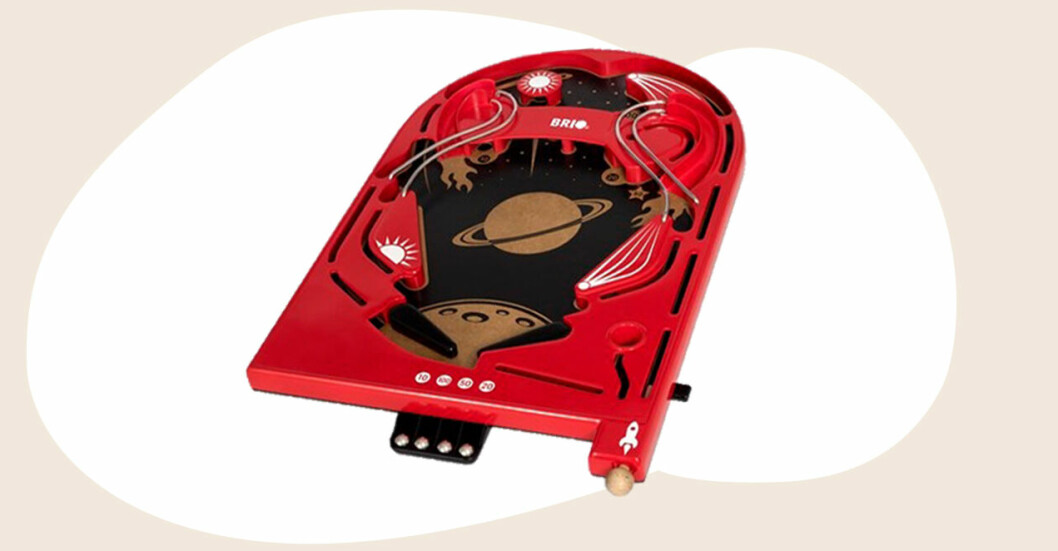 Kit 3 är det finurliga flipperspelet i skön trädesign som kommer i flera delar med kulor och bana. Passar från 6 års ålder, inte lämplig för barn under 3 år. Julklapp 3