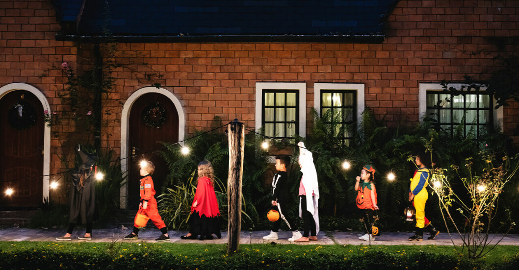 Halloween kommer från början från <em>All Hallows' Eve.</em> barn som går bus eller godis