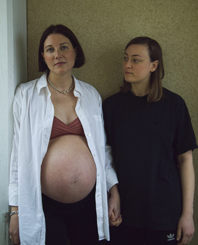 Om några veckor blir Lina och Hanna föräldrar. ”Drömmen är ju att ha en relation där barnet känner sig trygg i att vara sig själv, att man litar på varandra men också där vi kan hjälpa till att bygga barnets självkänsla och självförtroende, säger Hanna.” Foto: Felicia Wide Lina Kellgren och Hanna Petterson