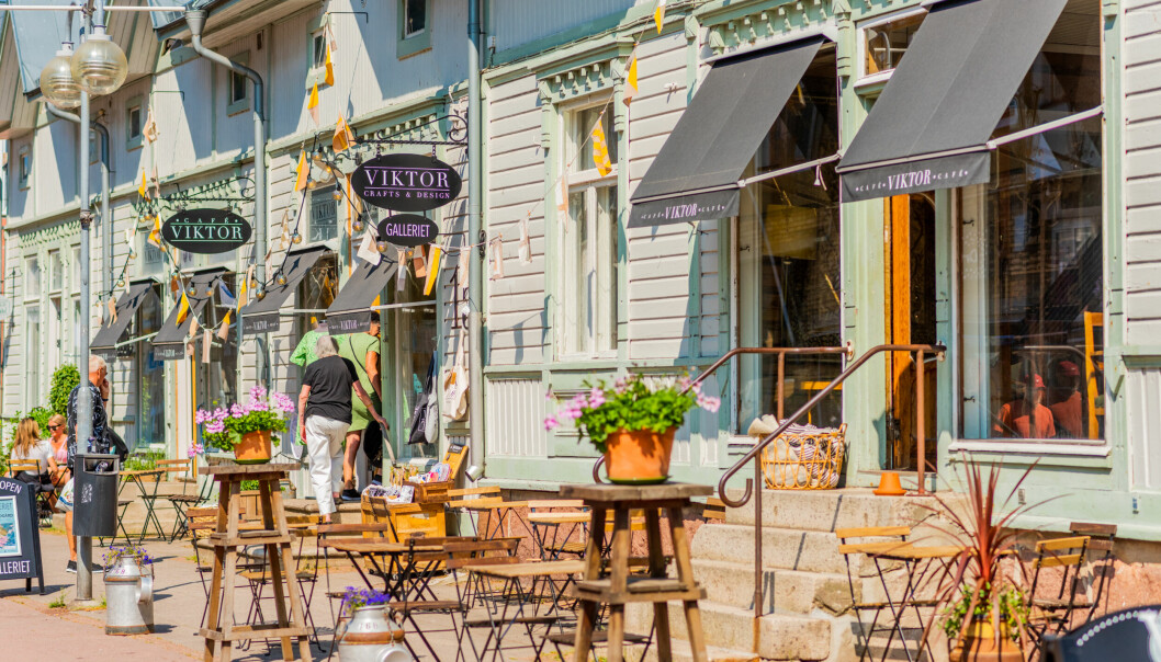 Längs med Torggatan i Mariehamn hittar ni många mysiga fik och affärer. Varför inte testa Ålandspannkaka på Café Viktor? Du betalar med euro, men svenska kronor fungerar i de flesta affärer. Foto: Visit Åland Café Viktor i Mariehamn
