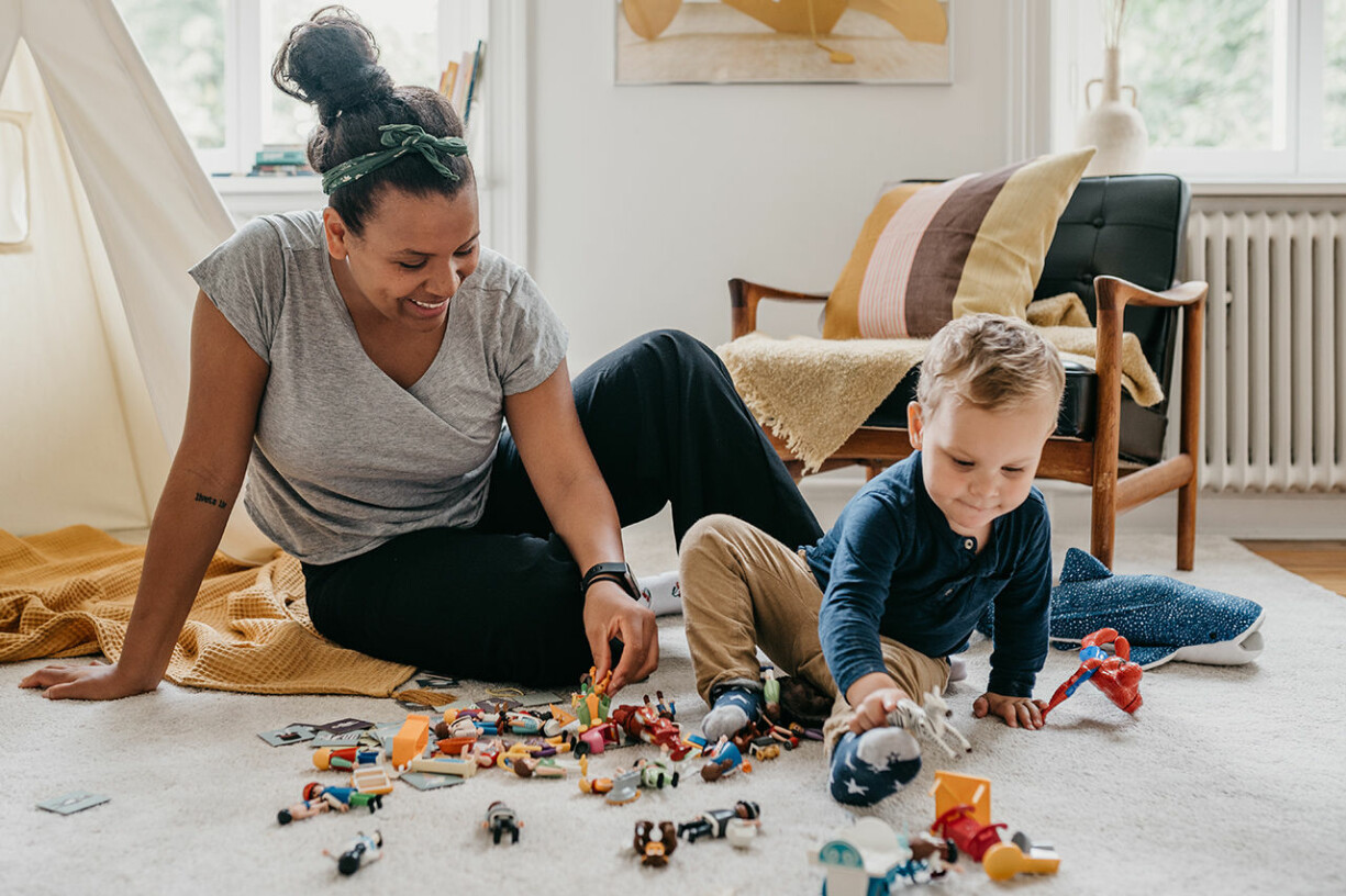 Caroline har börjat vara övertydlig i sin mammaroll när hon märker att de frågande blickarna börjar komma. Foto: Angelica Hvass Caroline Skoglund och sonen Oskar