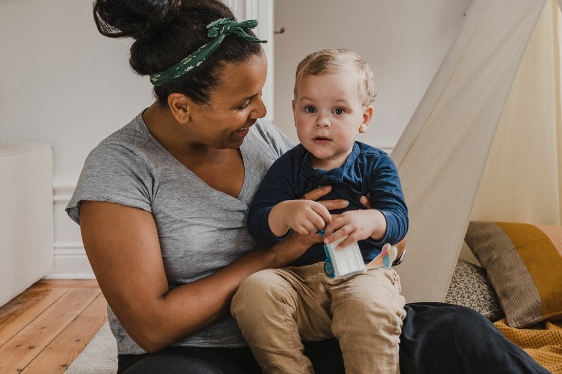 – När jag svarar att det är min son så är det många som säger ”vad konstigt”. När bilderna togs var Oskar 2 år, idag har han hunnit fylla 4. Foto: Angelica Hvass Caroline Skoglund med sonen Oskar