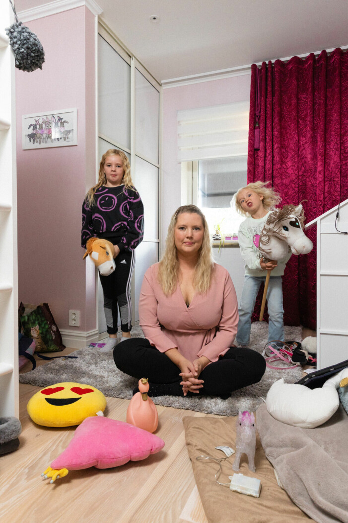 ”Barnen har hjälpt mig jättemycket. De har tvingat mig att orka, de har fått mig att kämpa i stunder då jag har velat ge upp”, säger Caroline Westerdahl som har levt med huvudvärk sedan dottern Celine föddes för tio år sedan. Caroline med barnen som leker