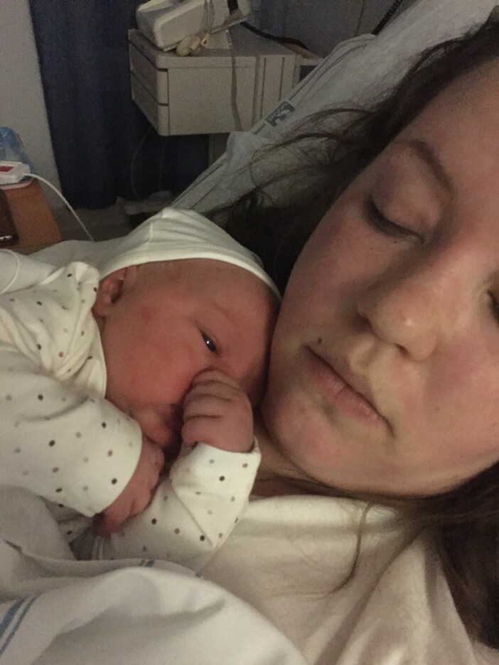 Catja insisterade på att bli nedsövd när hon behövde sys efter förlossningen. Det är tack vare att hon stod på sig som hon lever idag. catja på sjukhuset