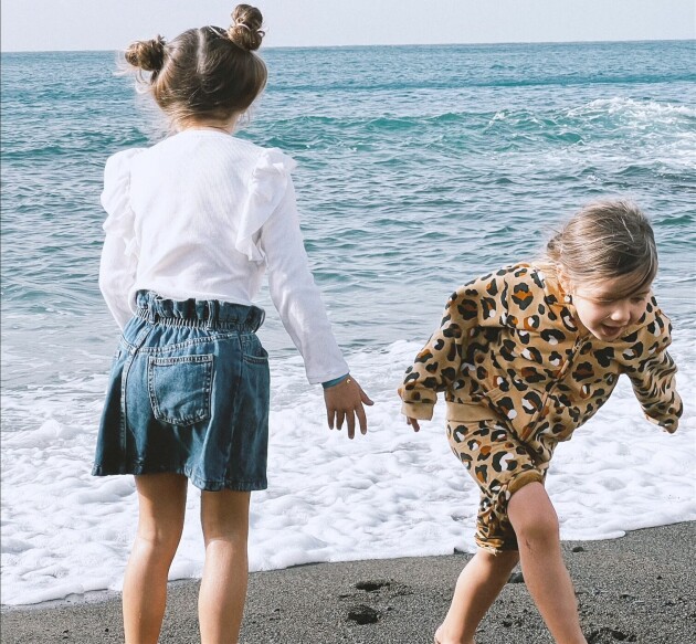 I fem år var Claudia hemma med döttrarna. En tid hon ser tillbaka på med värme och tacksamhet. chloe och celeste