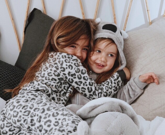 Det skiljer sig ett år mellan systrarna Chloe och Celeste. chloe och celeste