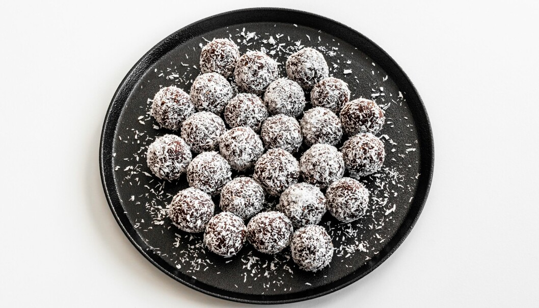 Gillar ni smaken av jordnötter? Sätt 1-2 msk jordnötssmör i smeten, det ger det lilla extra. chokladbollar