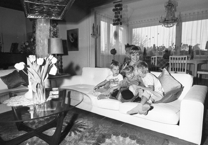 Christina med barnen Peter, Niclas och Pernilla hemma i soffan på Lagnö, år 1969. Chritina Schollin barn