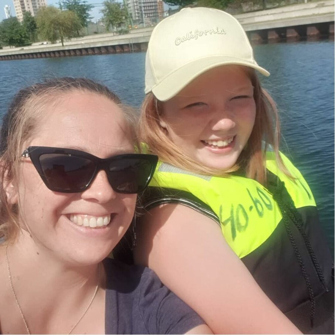 Clara med Junia som äldre. Clara och Junia åker båt.