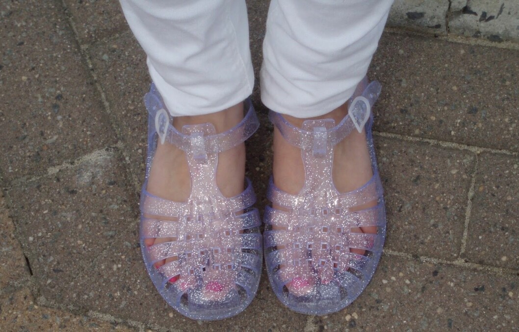 Dova färger och hållbara material var inget för 90-talskidsen. plastsandaler med glitter