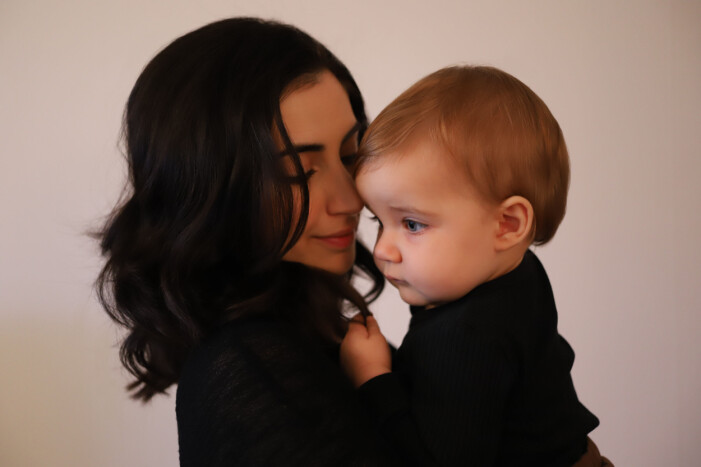 Dilan berättar att hon alltid drömt om att få bli mamma. Foto: Privat dilan kramar sin dotter eira