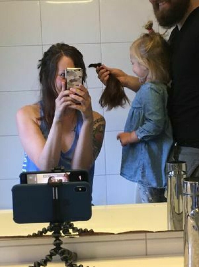Saras dotter fick hjälpa till att raka av håret.