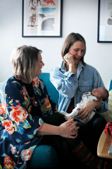 Filippa Risbecker tycker att kvinnor borde ha fler valmöjligheter kring sin förlossning, exempelvis genom en subventionerad doulatjänst. Foto: Lovisa Svedlund. Doulan Tove Lundlycka, Filippa Risbecker och dottern Lowa.