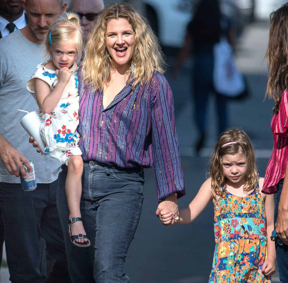 Mandatory Credit: Photo by REX/Shutterstock (9724309h)
Drew Barrymore and daughters Olive and Frankie
'Jimmy Kimmel Live!' TV show, Los Angeles, USA - 21 Jun 2018 Drew Barrymore och döttrarna Frankie och Olive.