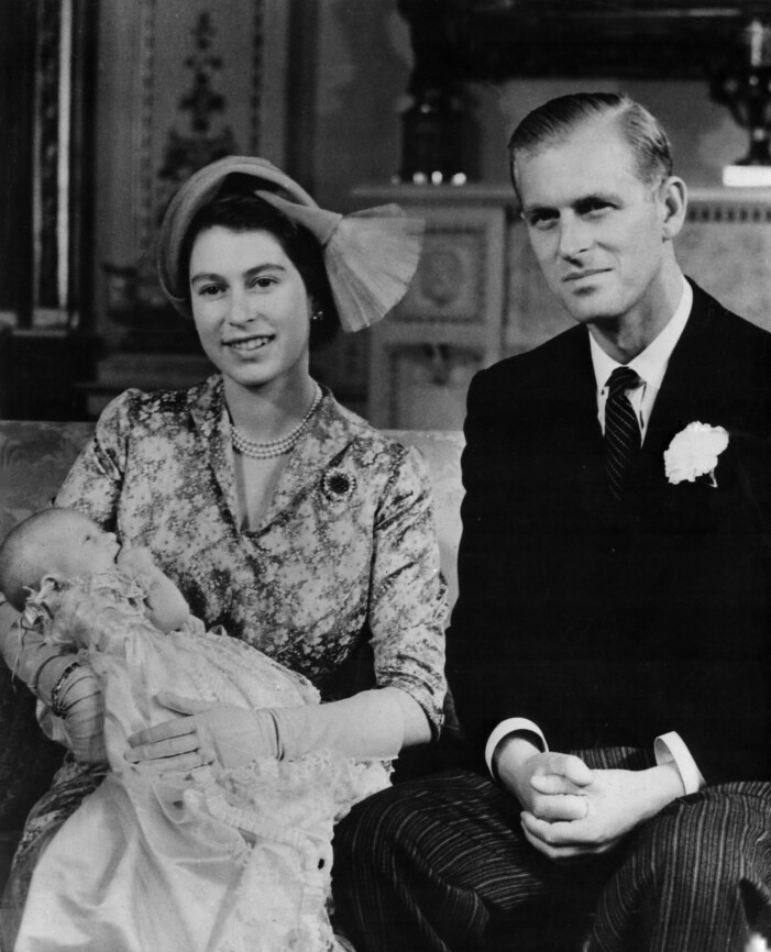 Drottning Elizabeth och prins Philip med nyfödd Charles