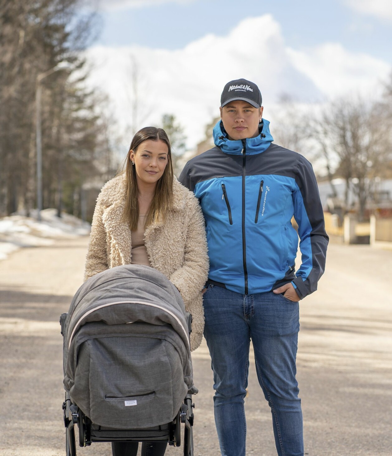 Erika och Joakim är medvetna om attNova har en allvarlig hjärnskada till följd av det som hände i samband med förlossningen. Erika och Joakim med Nova i vagnen.