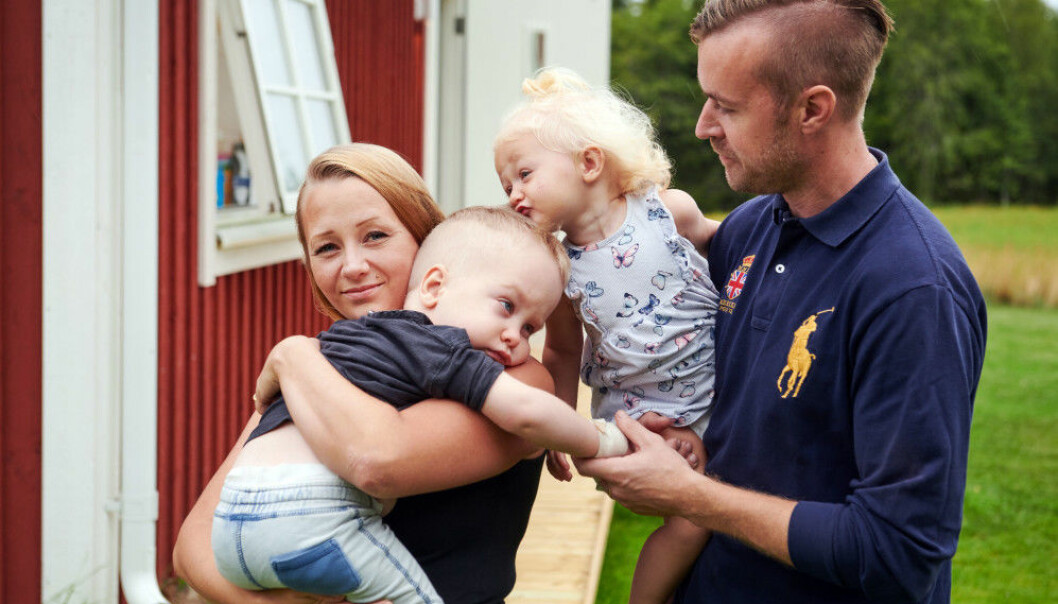 Malin och Calle med sina två yngsta barn, Elton och Linelle. Malin och Calle med Elton och lillasyster Linelle, som pussar Elton på huvudet.