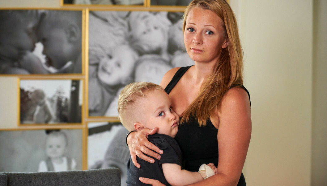 Mamma Malin med sonen Elton som smittades av herpes i samband med förlossningen. Mamma Malin med sonen Elton som smittades av herpes i samband med förlossningen. .
