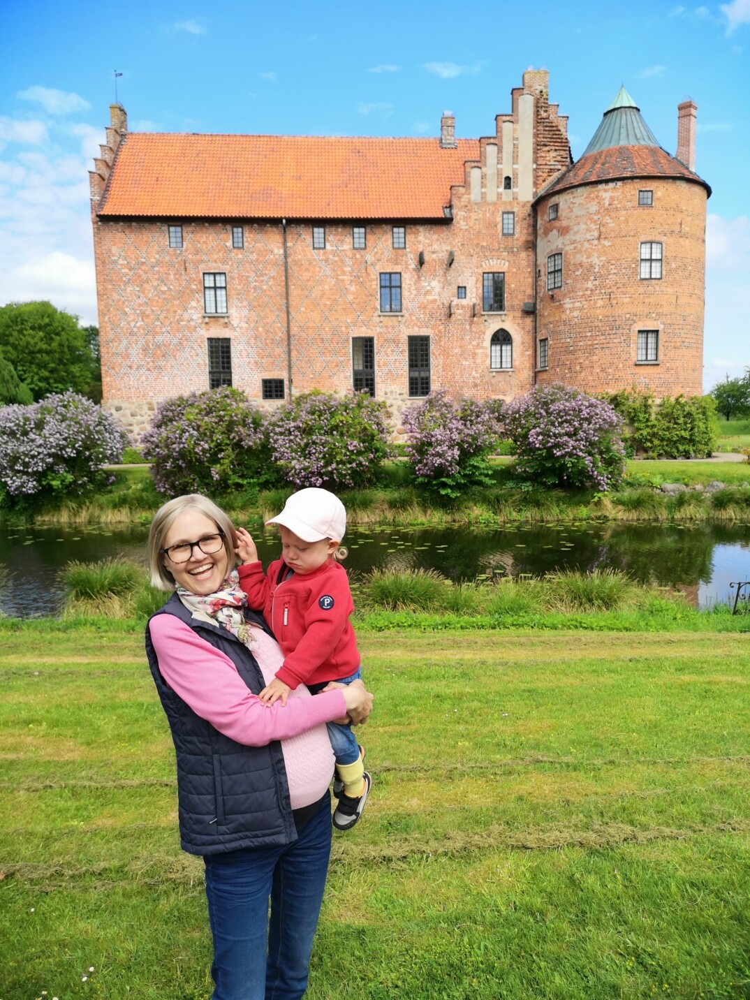 Sarkomet i Ebbas mage fortsatte att växa under månaderna som gick. Här besöker hon och Leonore Torups slott i Skåne.