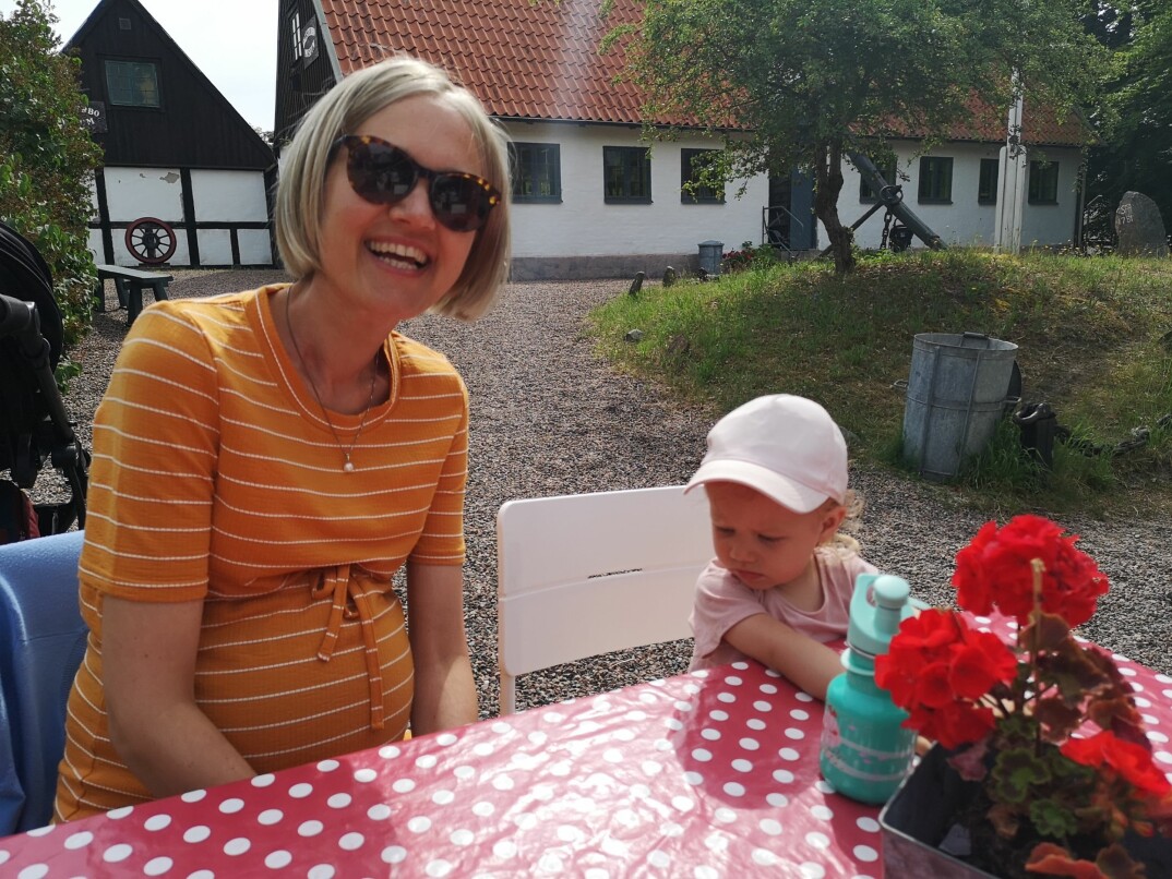 Tumören i Ebbas mage växte sig så stor att hon snart fick ta fram sina gamla gravidkläder. Här fikar hon tillsammans med dottern Leonore, sommaren 2020.