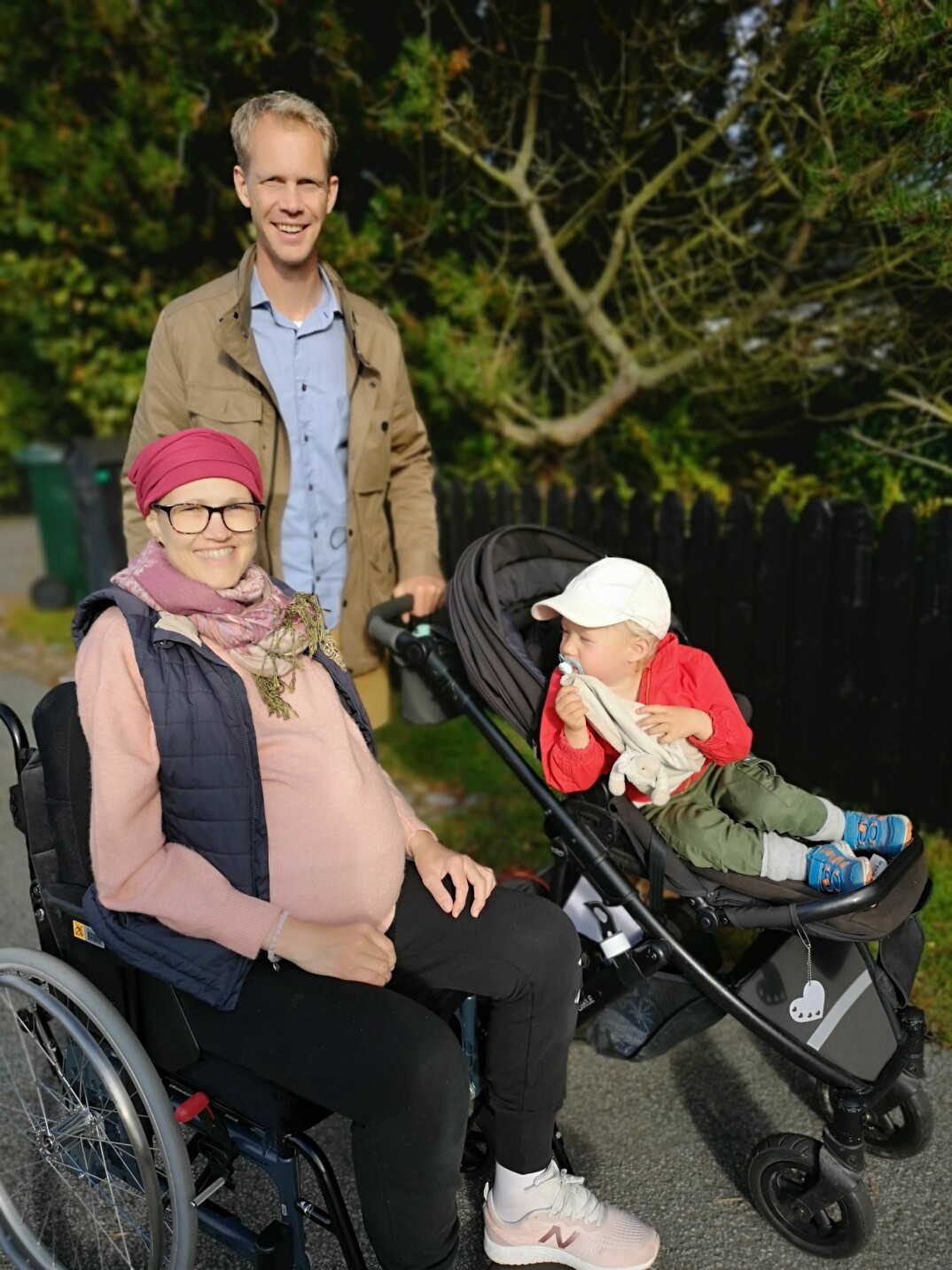 Innan operationen hade Ebba svårt att gå och enda sättet att förflytta sig var med rullstol eller bil. Att komma ut ur huset var en enorm befrielse eftersom hon tillbringade så mycket tid inomhus. Här tillsammans med maken Martin och dottern Leonore.